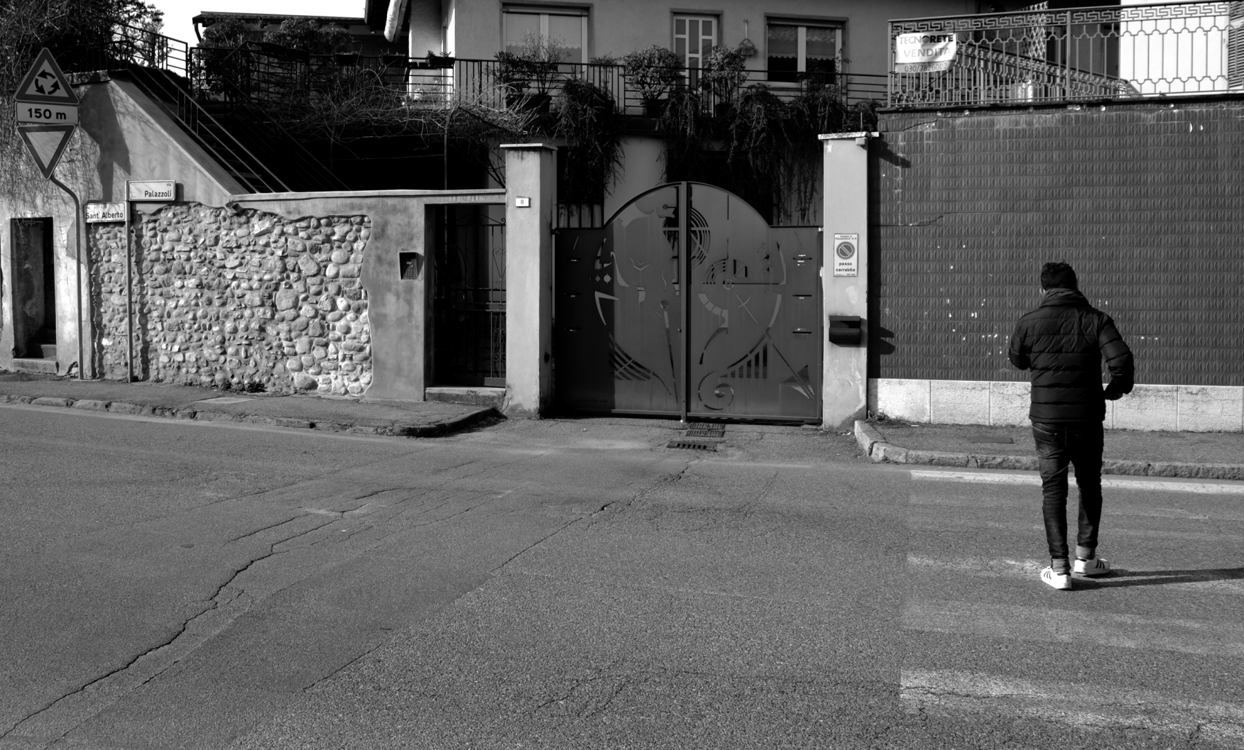 Cancello Palazzolo S:O- con persona-2010